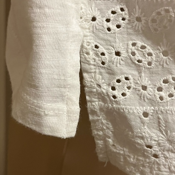 Fat Face White Short Sleeve Scoop Neck Tee with eyelet pocket and back, size 8 - Picture 8 of 10